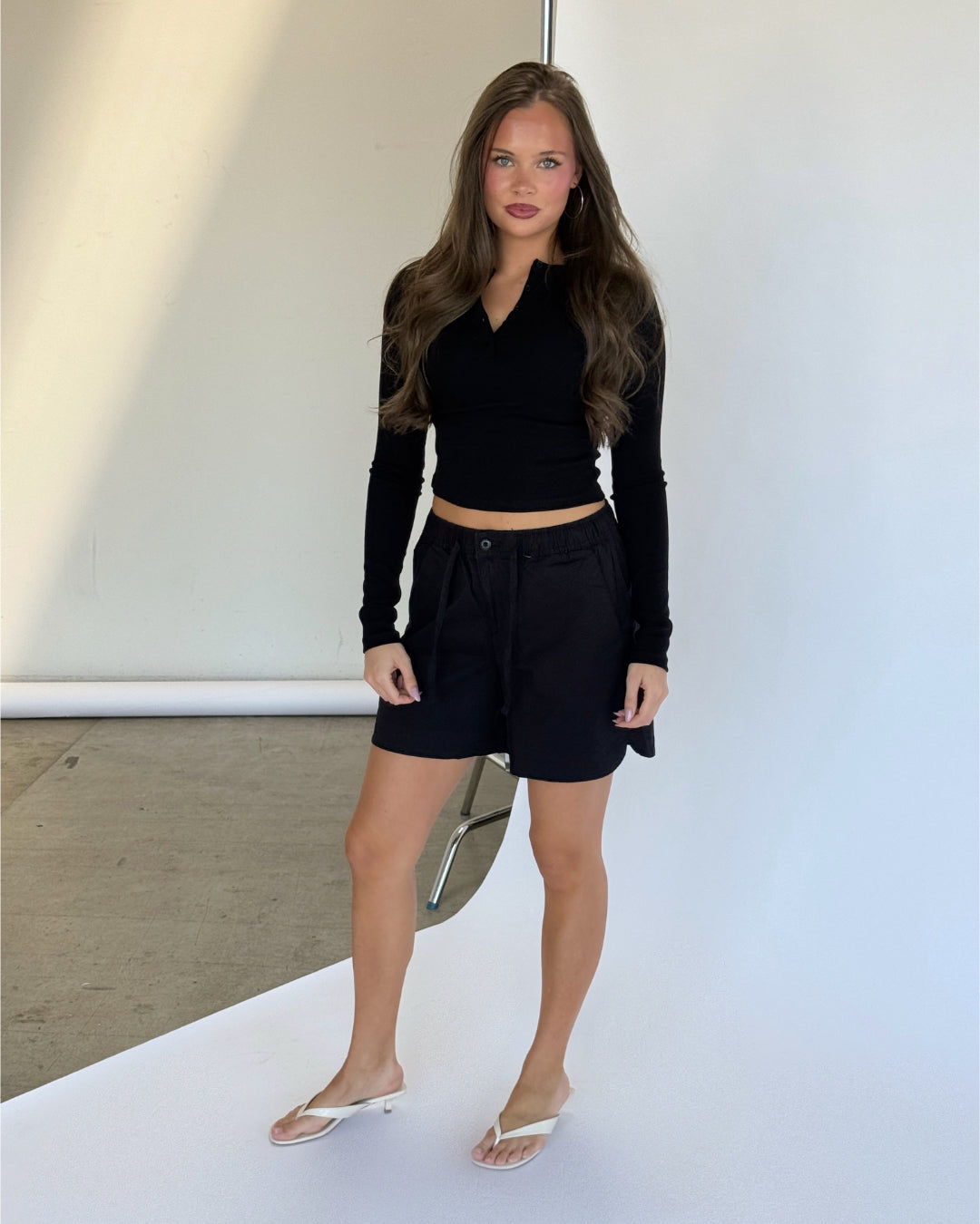 Modelbillede af sorte MOLLIE shorts. Set forfra. Fra BySofieSønderby