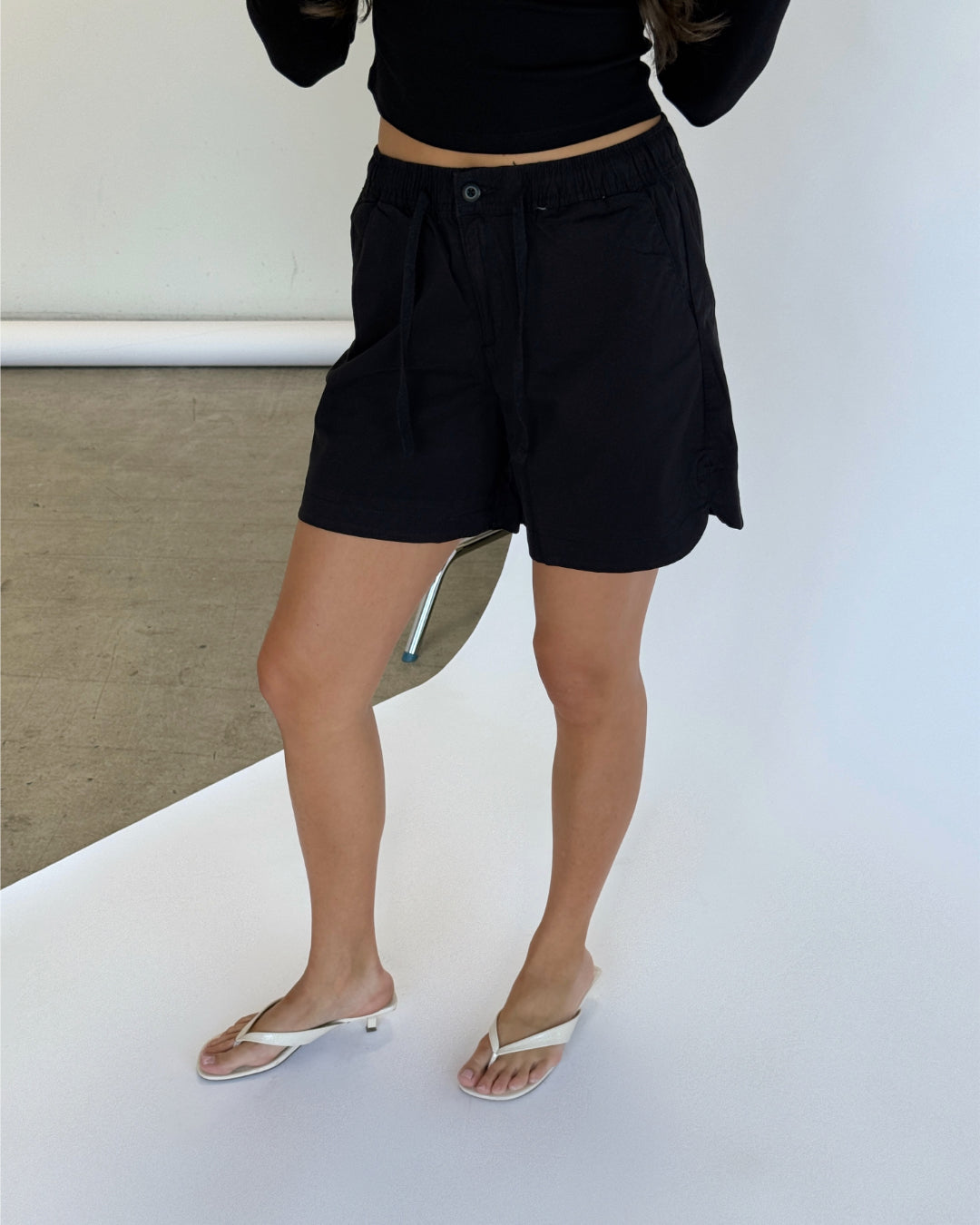 Modelbillede af sorte MOLLIE shorts. Set forfra. Fra BySofieSønderby
