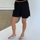 Modelbillede af sorte MOLLIE shorts. Set forfra. Fra BySofieSønderby