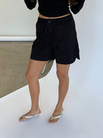 Modelbillede af sorte MOLLIE shorts. Set forfra. Fra BySofieSønderby