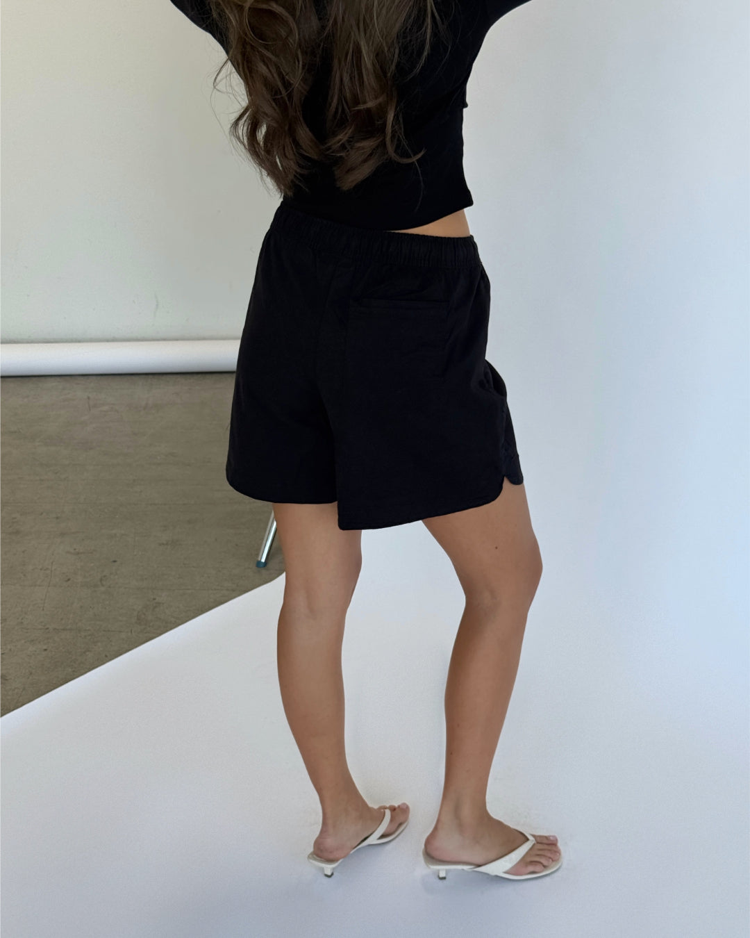 Modelbillede af sorte MOLLIE shorts. Set bagfra. Fra BySofieSønderby