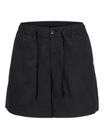 Sort par shorts med elastik i livet og snorelukning, placeret isoleret mod en hvid baggrund, uden yderligere kontekst eller tekst.