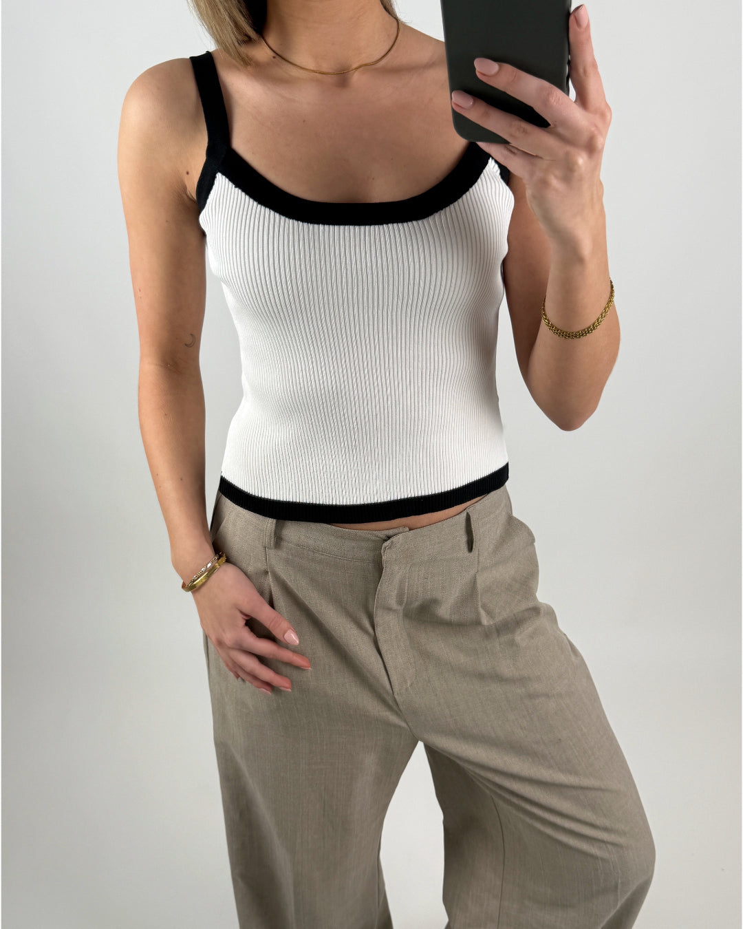 Modelbillede af hvid MOLLY top med sorte kanter. Set forfra. Fra BySofieSønderby