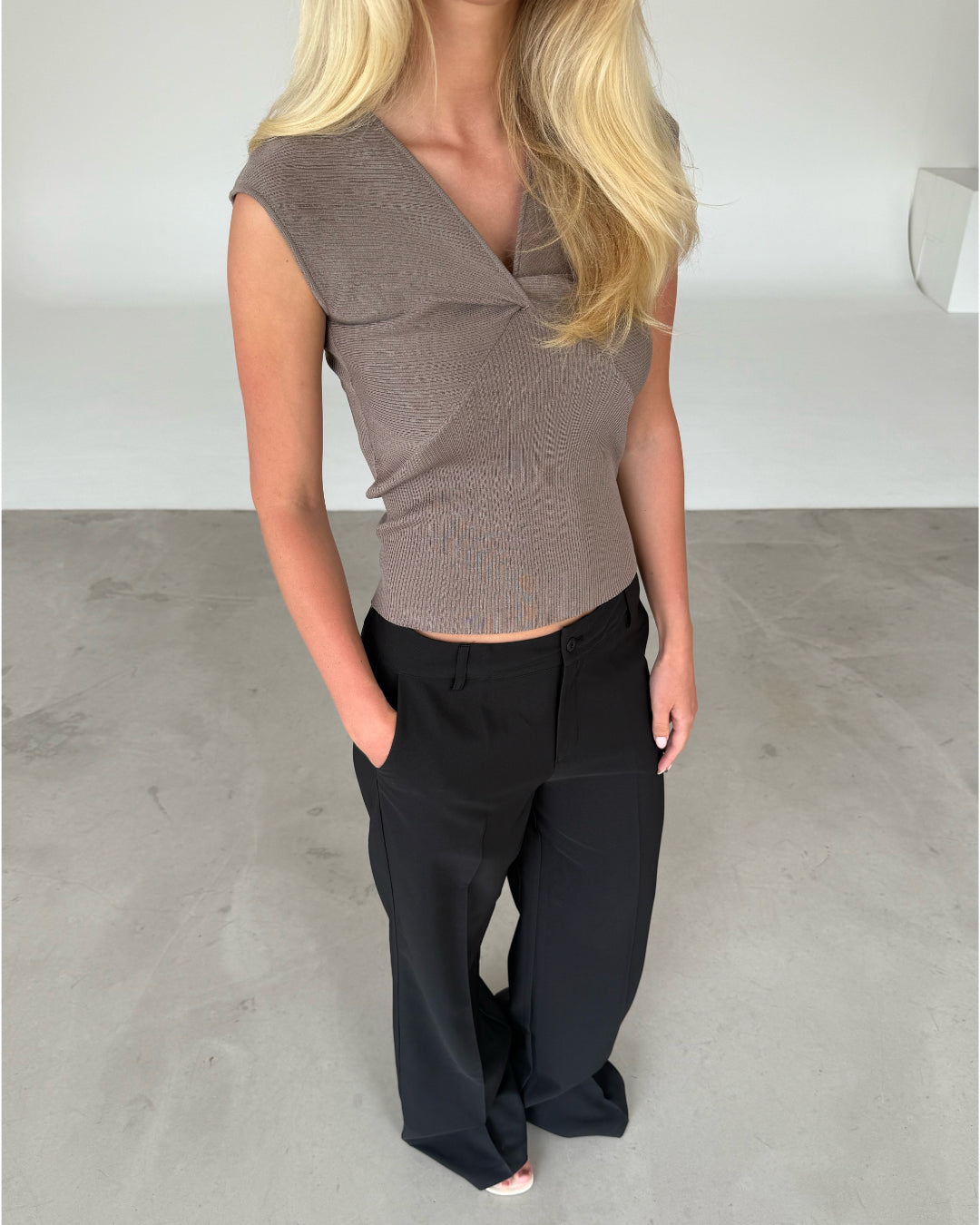 Modelfoto af pige med MONICA strik top, kaki og ELLIS bukser, sort - begge fra BySofieSønderby