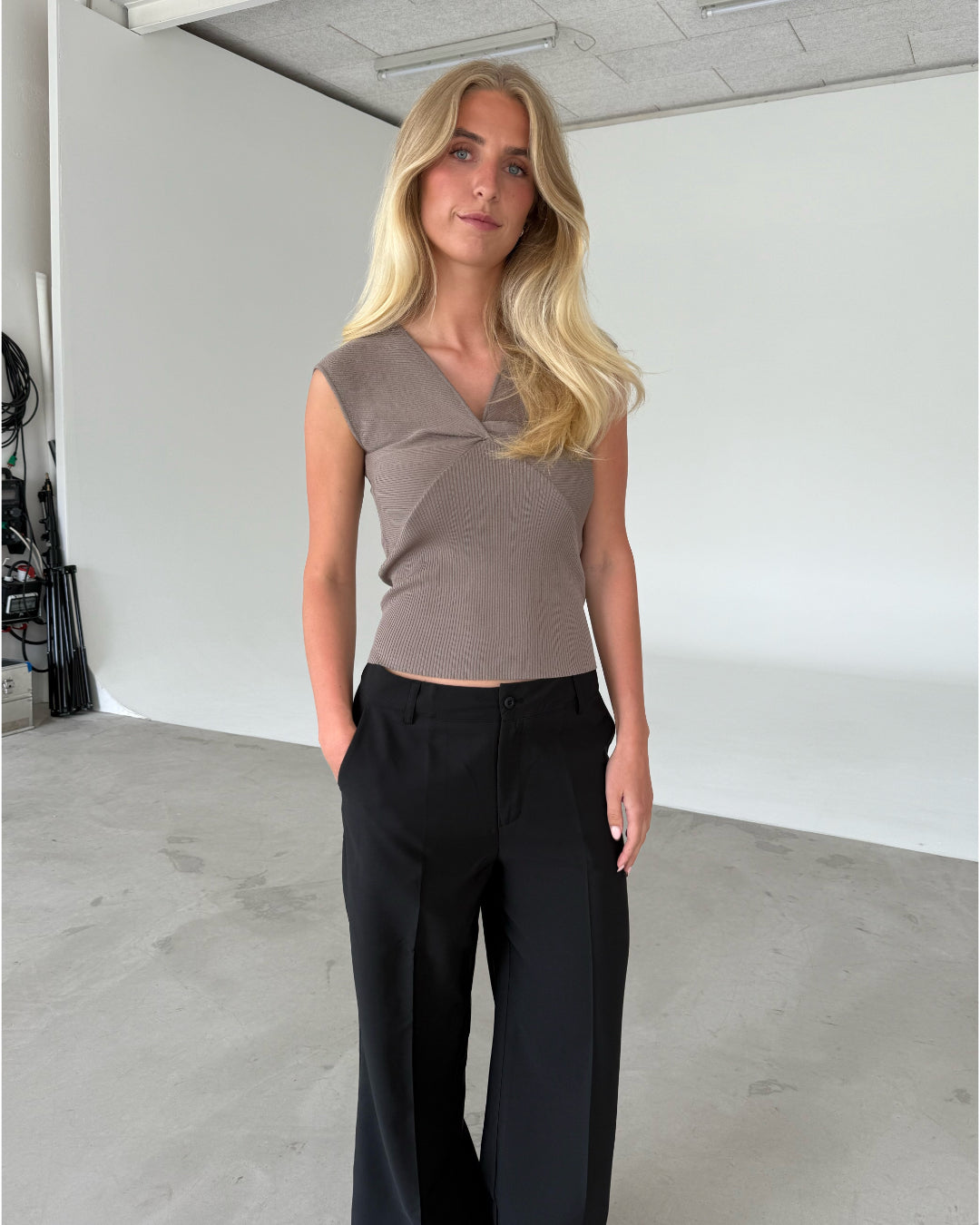 Modelfoto af pige med MONICA strik top, kaki og ELLIS bukser, sort - begge fra BySofieSønderby