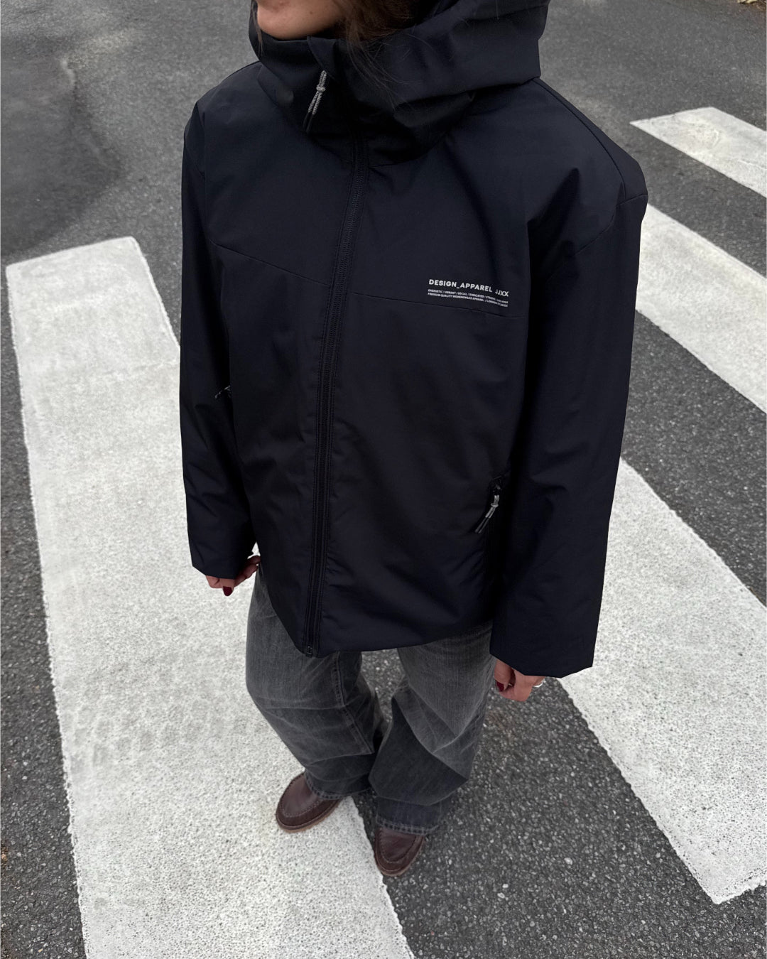 Modelfoto af pige i en sort Moon jakke og grå Nanna jeans. Alt er fra BySofieSønderby