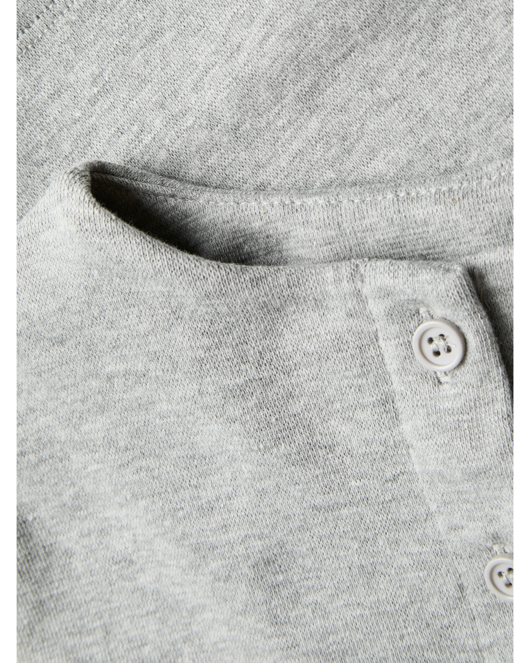 Detaljebillede af grå MYA bluse. Fra BySofieSønderby