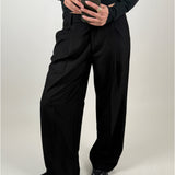 Modelbillede af sort NAOMI low waist bukser. Set forfra. Fra BySofieSønderby