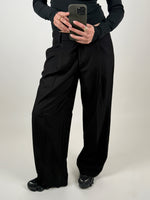 Modelbillede af sort NAOMI low waist bukser. Set forfra. Fra BySofieSønderby