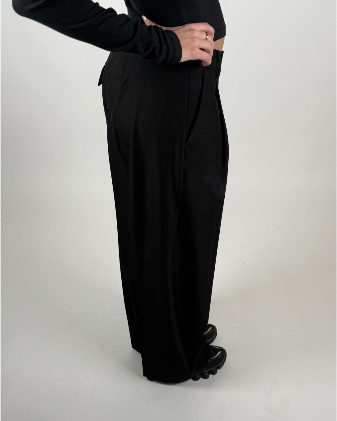 Modelbillede af sort NAOMI low waist bukser. Set bagfra. Fra BySofieSønderby