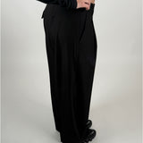 Modelbillede af sort NAOMI low waist bukser. Set bagfra. Fra BySofieSønderby