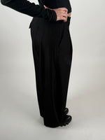 Modelbillede af sort NAOMI low waist bukser. Set bagfra. Fra BySofieSønderby