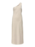 Produktbillede af beige NAT oneshoulder kjole. Set forfra. Fra BySofieSønderby