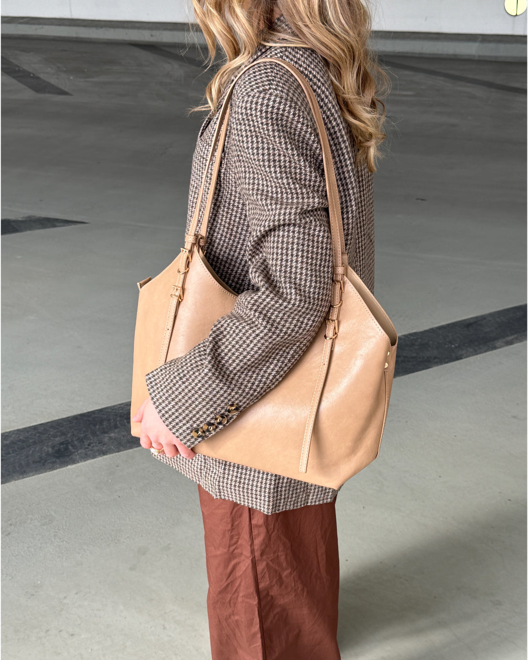 Modelbillede af beige NAYA skuldertaske. Fra BySofieSønderby