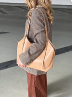 Modelbillede af beige NAYA skuldertaske. Fra BySofieSønderby