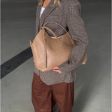 Modelbillede af beige NAYA skuldertaske. Fra BySofieSønderby
