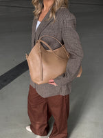 Modelbillede af beige NAYA skuldertaske. Fra BySofieSønderby