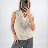 Modelfoto af pige i beige OCEAN strikvest med kabelstrik-detalje  og grå LISA bukser. Alt er fra BySofieSønderby.