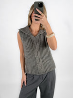 Modelfoto af pige i grå OCEAN strikvest med kabelstrik-detalje  og grå LISA bukser. Alt er fra BySofieSønderby.