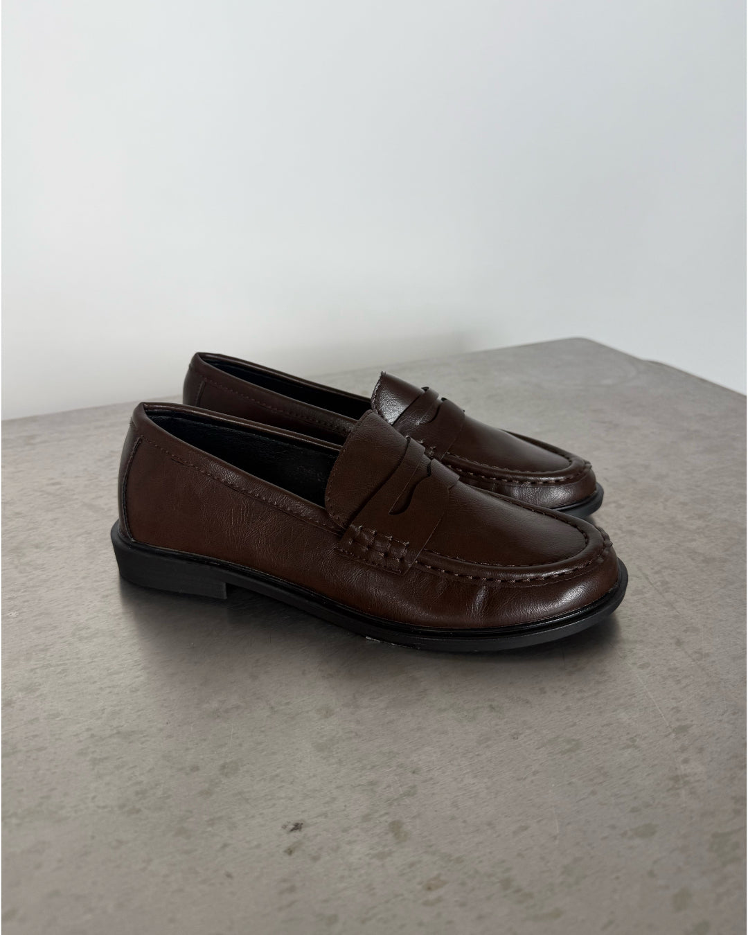 Produktfoto af OCTAVIA loafers, brun på grå baggrund - Fra BySofieSønderby