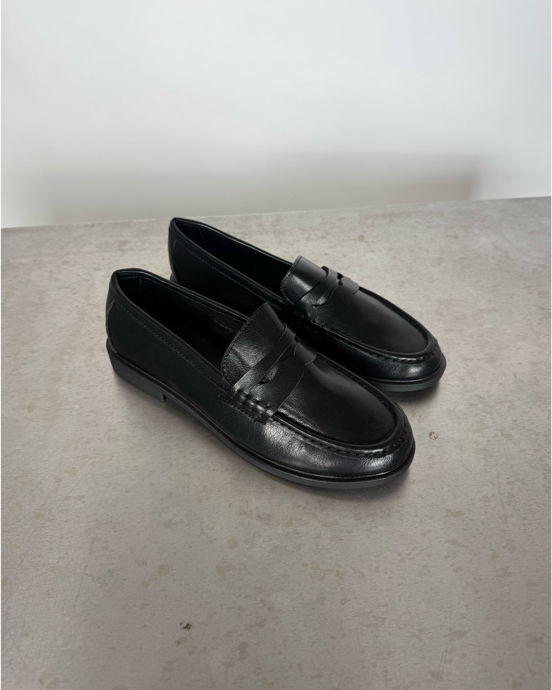 Produktfoto af OCTAVIA loafers, sort på grå baggrund - Fra BySofieSønderby