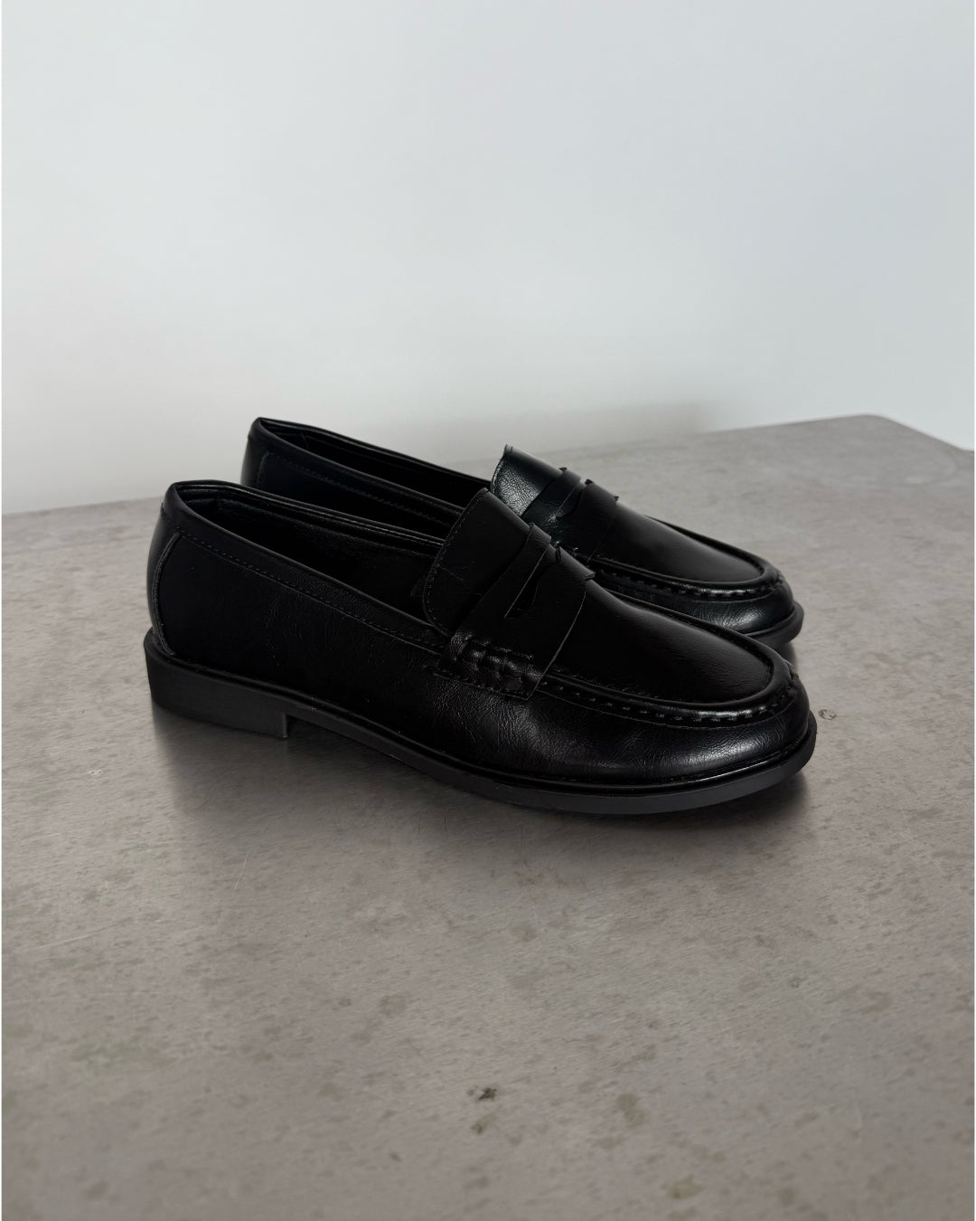 Produktfoto af OCTAVIA loafers, sort på grå baggrund - Fra BySofieSønderby