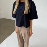 Modelfoto af pige iklædt OLEANE bluse, navy og MILAN bukser, beige - begge fra BySofieSønderby