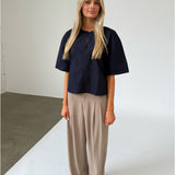 Modelfoto af pige iklædt OLEANE bluse, navy og MILAN bukser, beige - begge fra BySofieSønderby