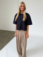 Modelfoto af pige iklædt OLEANE bluse, navy og MILAN bukser, beige - begge fra BySofieSønderby