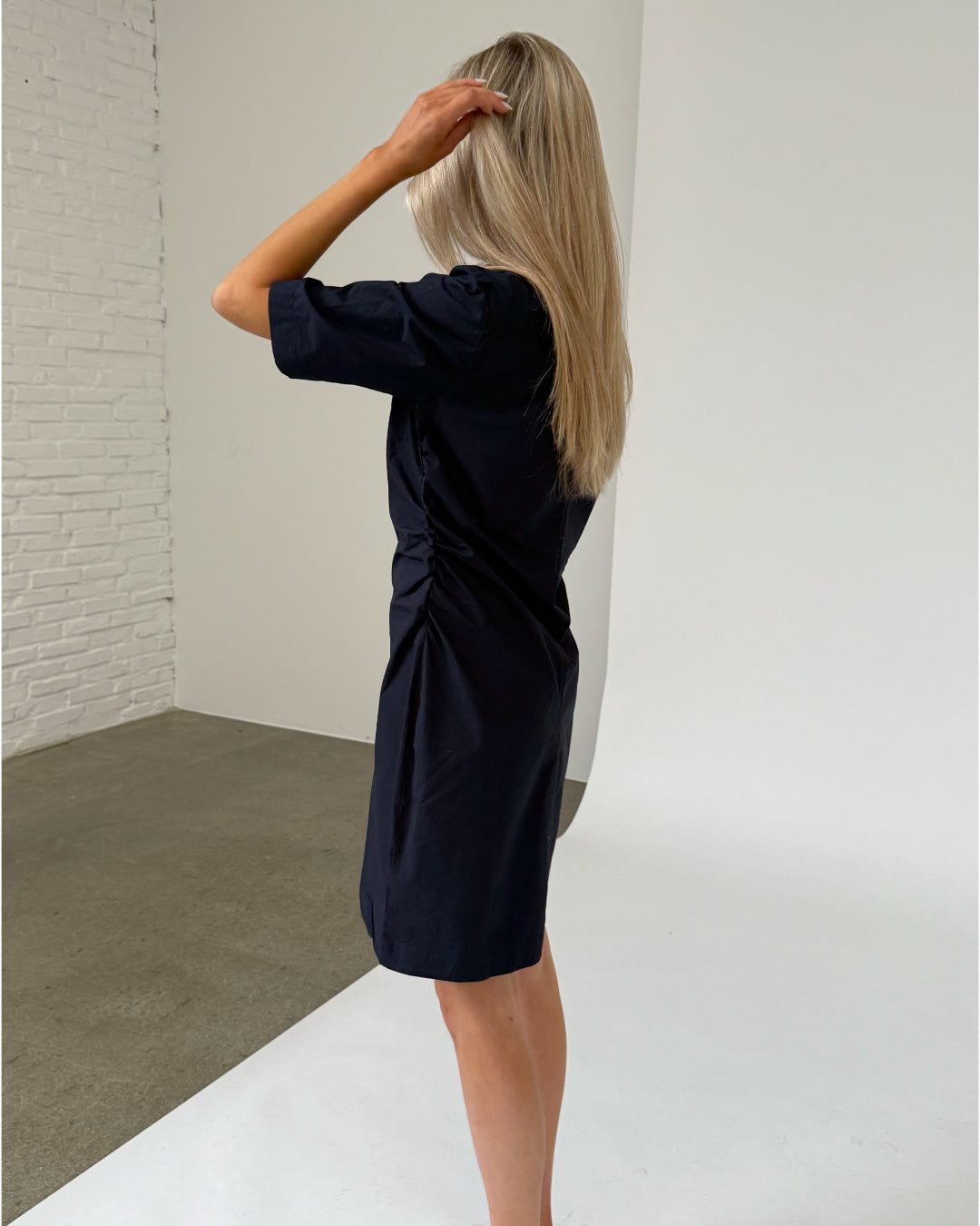 Modelfoto af pige iklædt OLEANE kjole, navy - begge fra BySofieSønderby