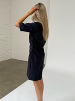 Modelfoto af pige iklædt OLEANE kjole, navy - begge fra BySofieSønderby