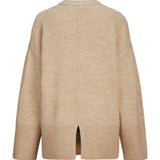 Beige sweater, set i en opretstående position, med ribbede kanter og en central søm bagpå, står mod en neutral hvid baggrund.