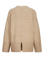 Beige sweater, set i en opretstående position, med ribbede kanter og en central søm bagpå, står mod en neutral hvid baggrund.