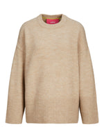 Beige striktrøje i et minimalistisk design hænger oprejst, med ribstrikkede manchetter og bund. Indvendigt mærke med teksten "JJXX" på lyserød baggrund.
