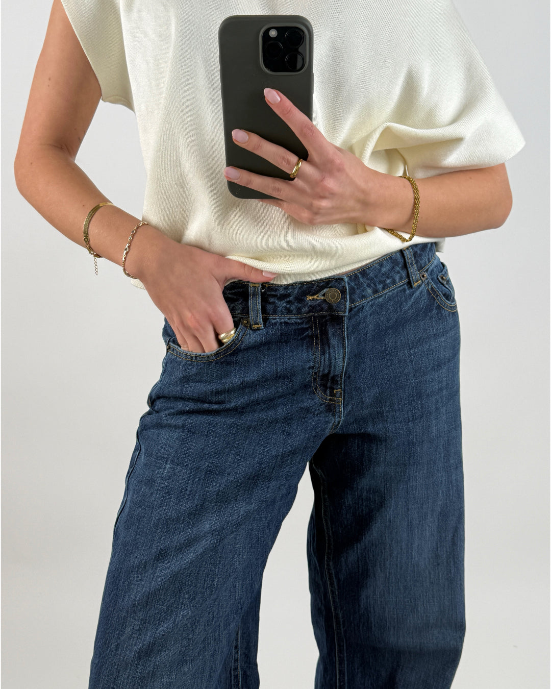 Modelbillede af blå PALERMO jeans. Set forfra. Fra BySofieSønderby