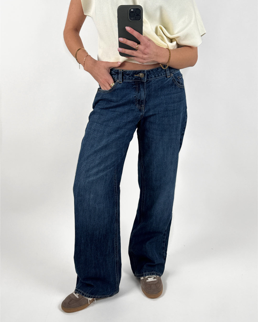 Modelbillede af blå PALERMO jeans. Set forfra. Fra BySofieSønderby