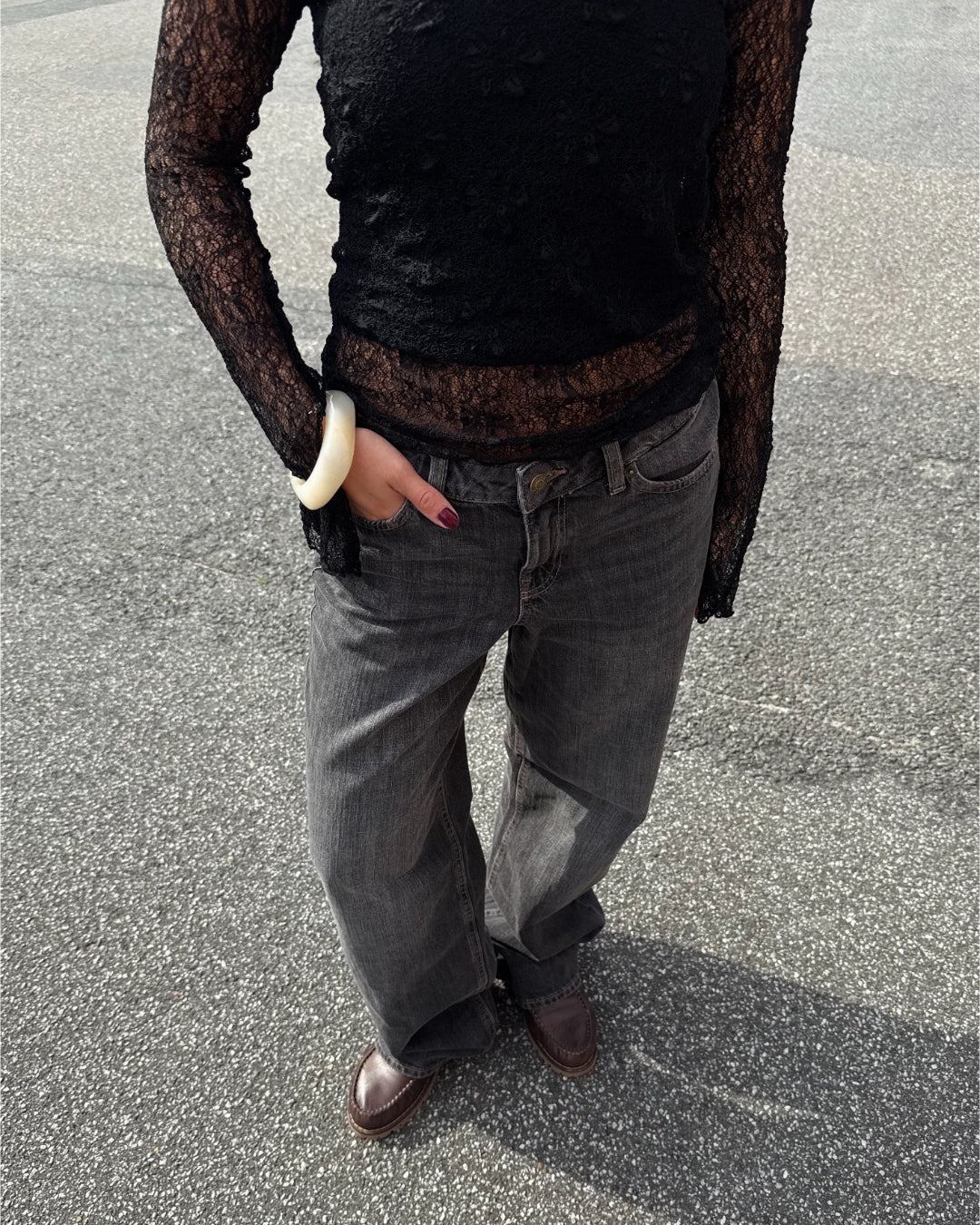 Modelfoto af pige i grå Palermo jeans og sort Zoya blondebluse. Alt er fra BySofieSønderby