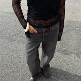 Modelfoto af pige i grå Palermo jeans og sort Zoya blondebluse. Alt er fra BySofieSønderby