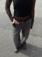 Modelfoto af pige i grå Palermo jeans og sort Zoya blondebluse. Alt er fra BySofieSønderby