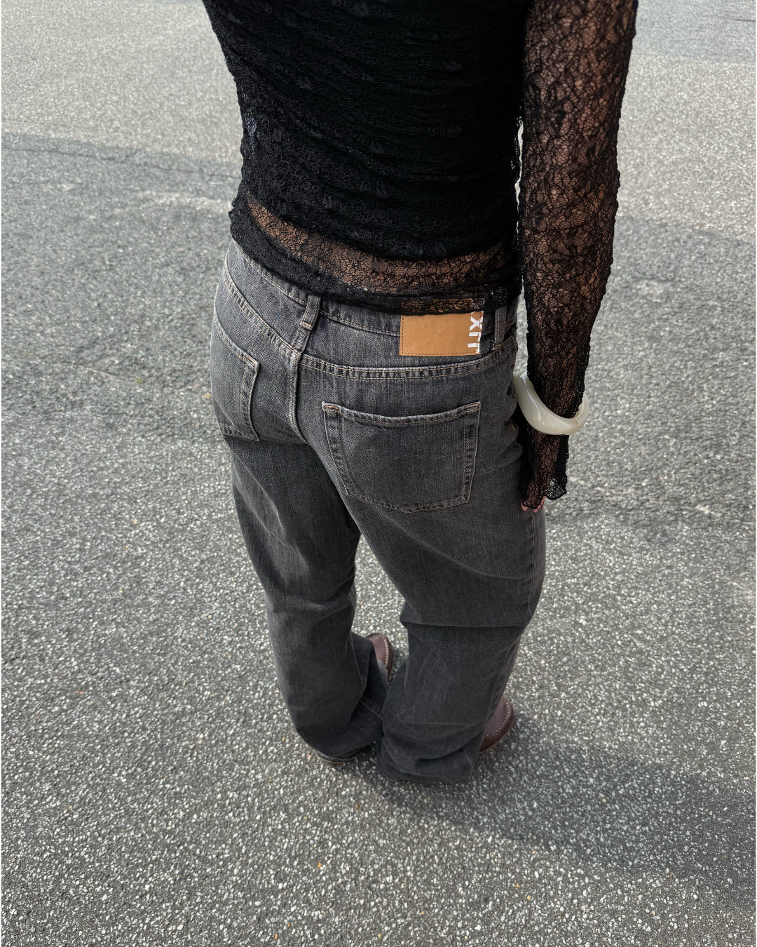 Modelfoto af pige i grå Palermo jeans og sort Zoya blondebluse. Alt er fra BySofieSønderby