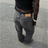 Modelfoto af pige i grå Palermo jeans og sort Zoya blondebluse. Alt er fra BySofieSønderby