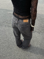 Modelfoto af pige i grå Palermo jeans og sort Zoya blondebluse. Alt er fra BySofieSønderby