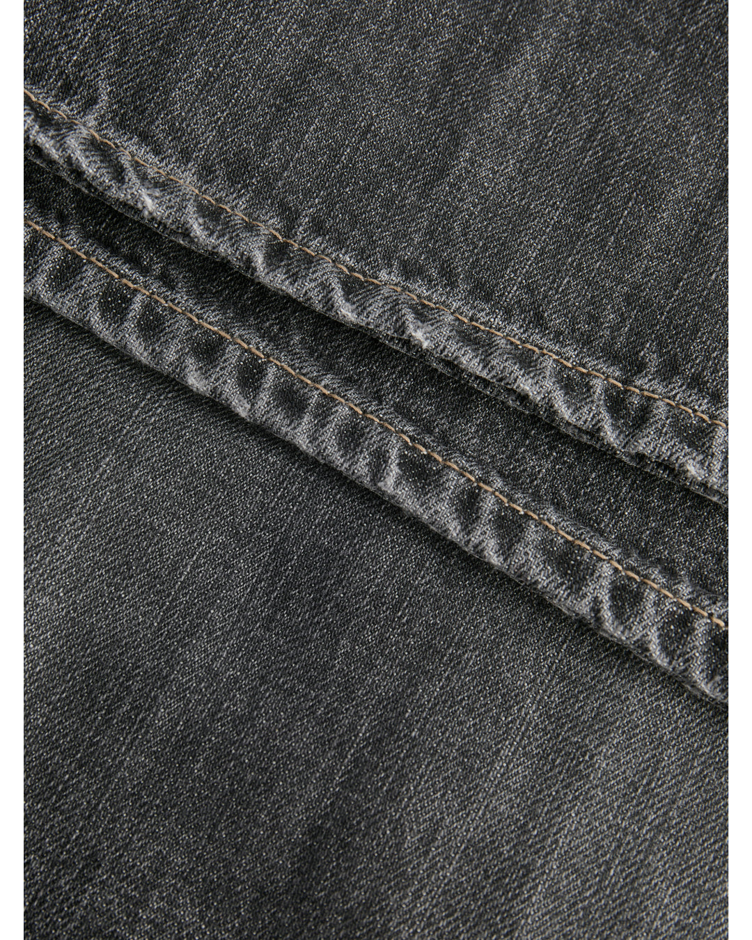 Detaljefoto af grå Palermo jeans. På hvid baggrund. Fra BySofieSønderby