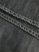 Detaljefoto af grå Palermo jeans. På hvid baggrund. Fra BySofieSønderby