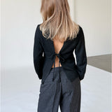 Modelfoto af pige i sort PATRICE strik, samt sortmelerede ELLIS bukser. Alt er fra BySofieSønderby.