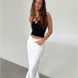 Modelfoto af pige med PERLE top, sort og NANNA jeans, hvid - begge fra BySofieSønderby