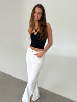 Modelfoto af pige med PERLE top, sort og NANNA jeans, hvid - begge fra BySofieSønderby