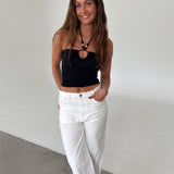 Modelfoto af pige med PERLE top, sort og NANNA jeans, hvid - begge fra BySofieSønderby