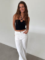 Modelfoto af pige med PERLE top, sort og NANNA jeans, hvid - begge fra BySofieSønderby