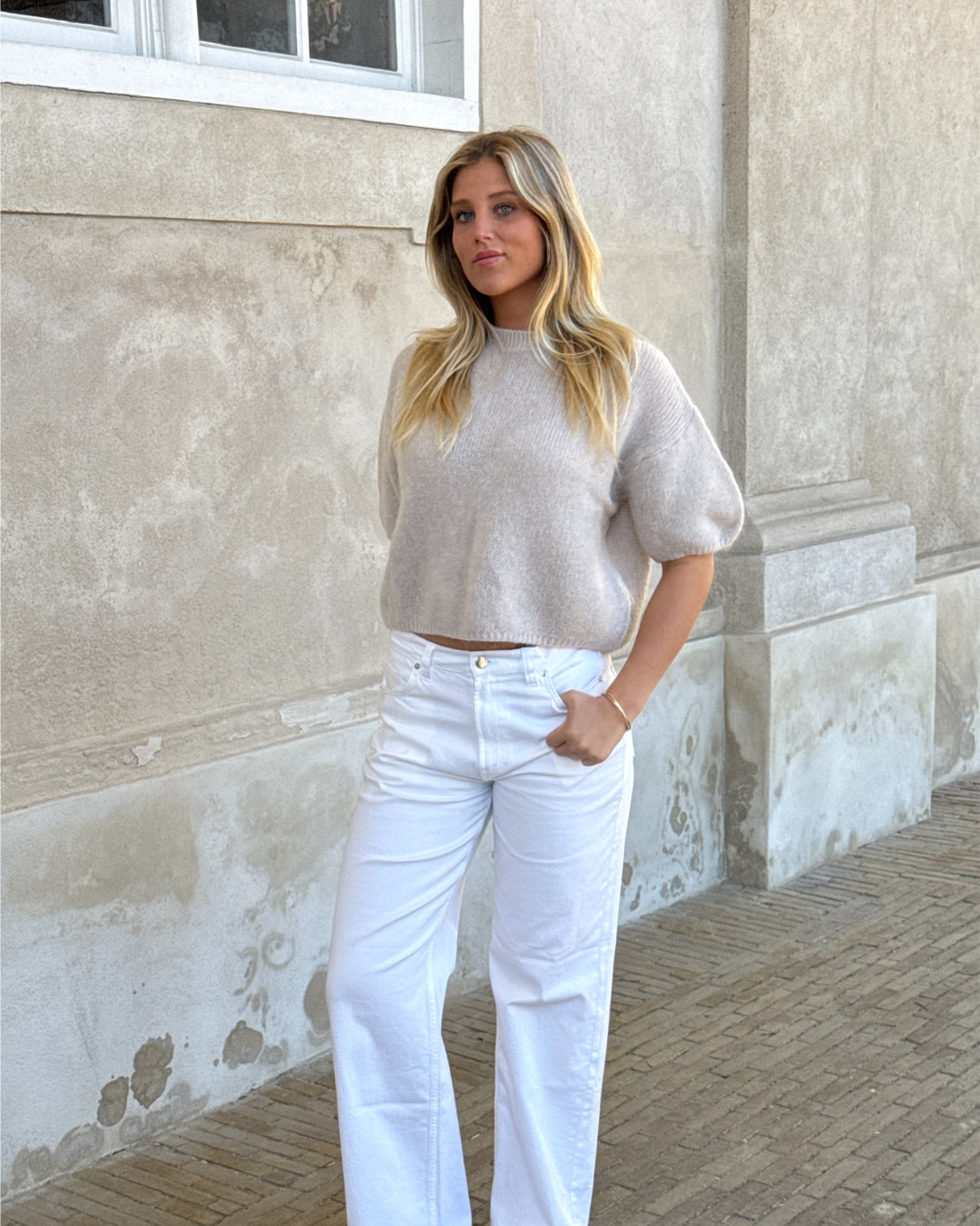 Stemningsbillede af pige der bærer beige POPPY strik t-shirt. Fra BySofieSønderby
